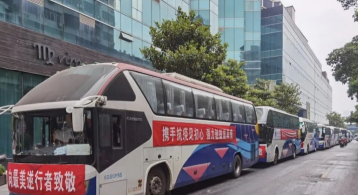 都市城際公交:運送醫(yī)護(hù)人員 支援核酸檢測