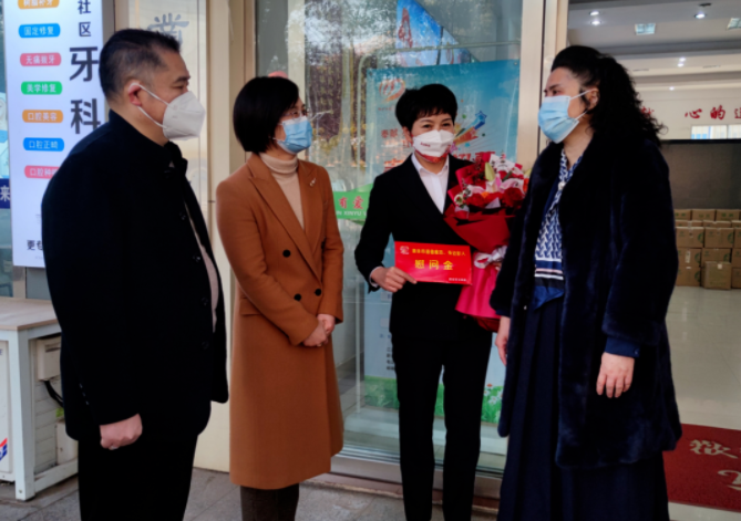 新余公交 春節(jié)前夕 新余市委常委、宣傳部部長張智萍看望慰問黨代表李小英
