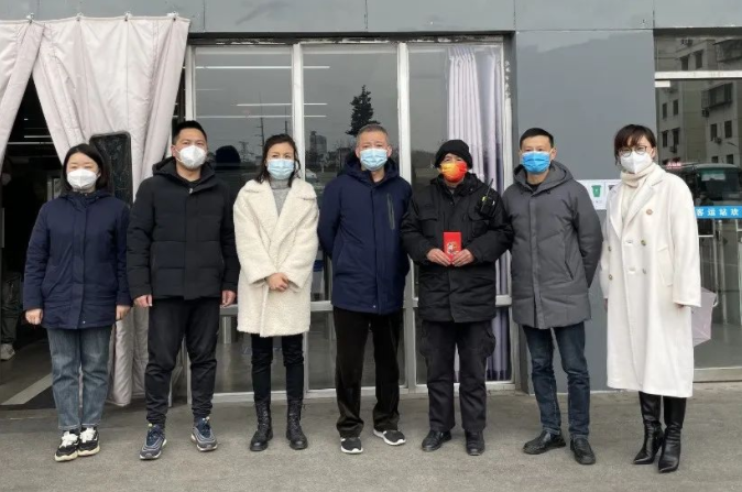 張小平、戴豪贛、黃俊、劉志堅(jiān)慰問困難職工
