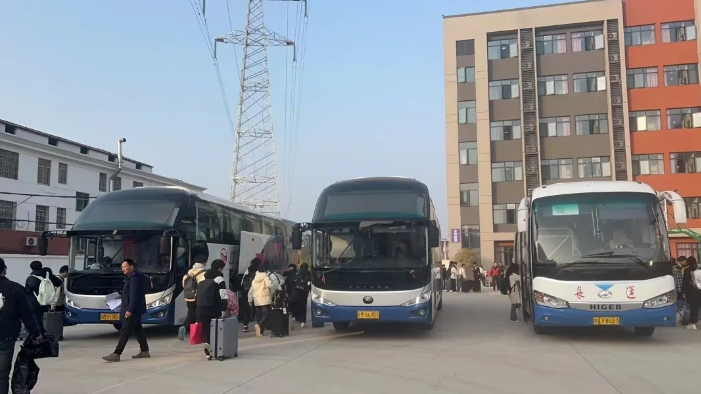都市城際公交：寒假季 “校園直通車(chē)”溫暖回家路