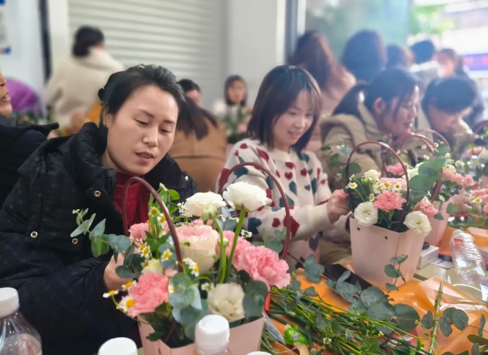 撫州長運(yùn)：金溪分公司聯(lián)合縣農(nóng)商銀行開展三八婦女節(jié)活動(dòng)